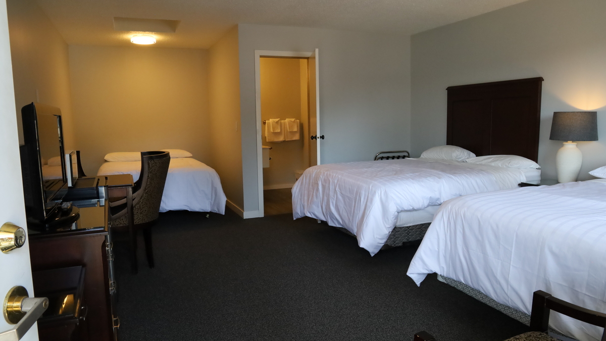rooms-3-beds-standard-queen-05